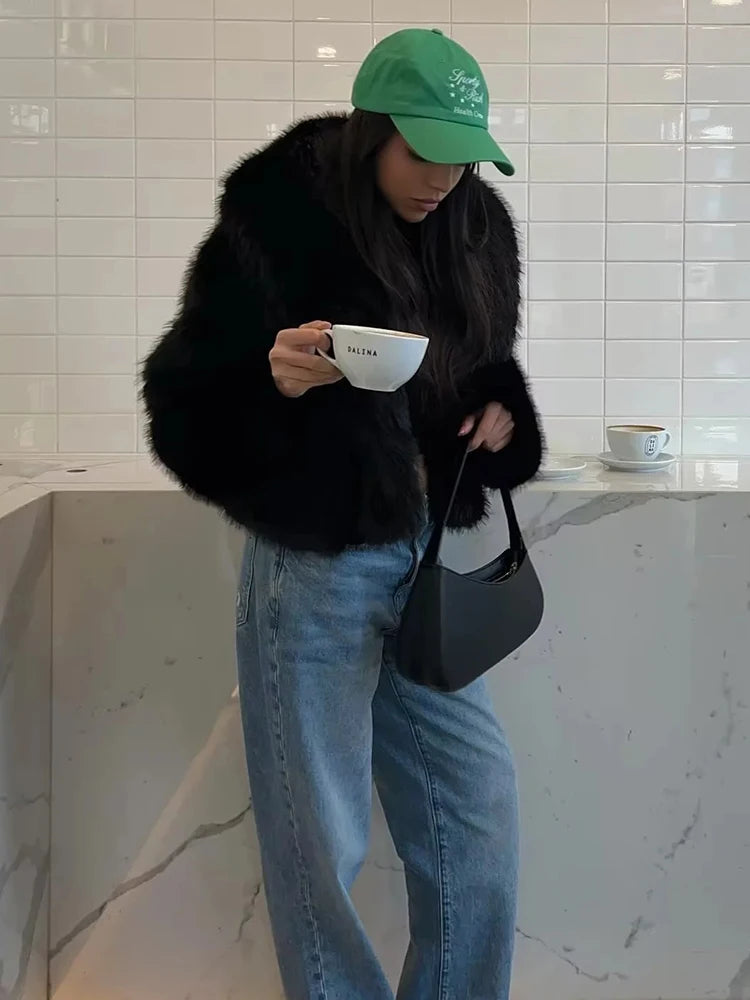 Sophia | Elegant Cream Faux Fur Coat for Women with Oversized Lapels 1